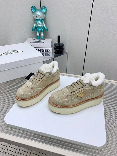 Женские замшевые кроссовки с мехом Prada premium - Beige   