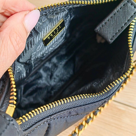 Нейлоновая сумка Prada 21x13 см