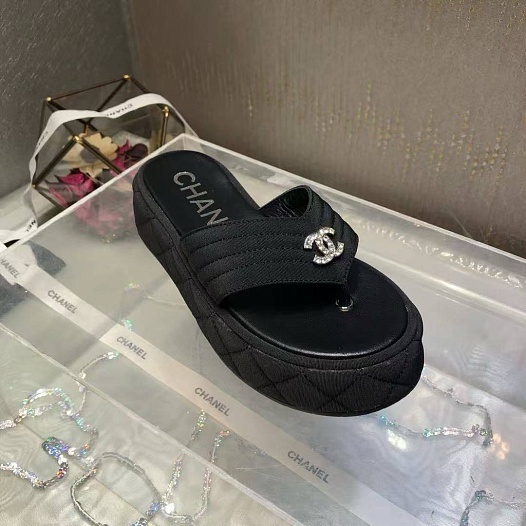 Женские кожаные шлёпанцы Chanel   