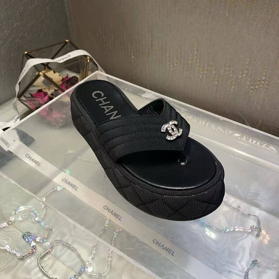 Женские кожаные шлёпанцы Chanel