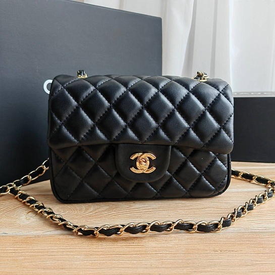 Кожаная чёрная сумка Chanel 25x15 см