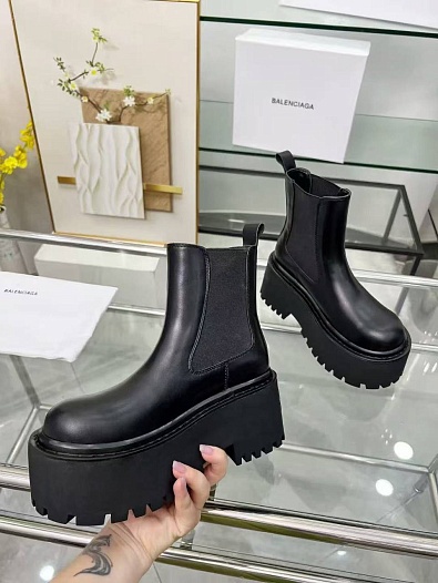 Женские кожаные сапоги Balenciaga чёрного цвета   