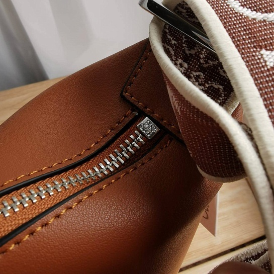 Кожаная сумка Loewe Cubi Crossbody 43x30 см (2 расцветки)