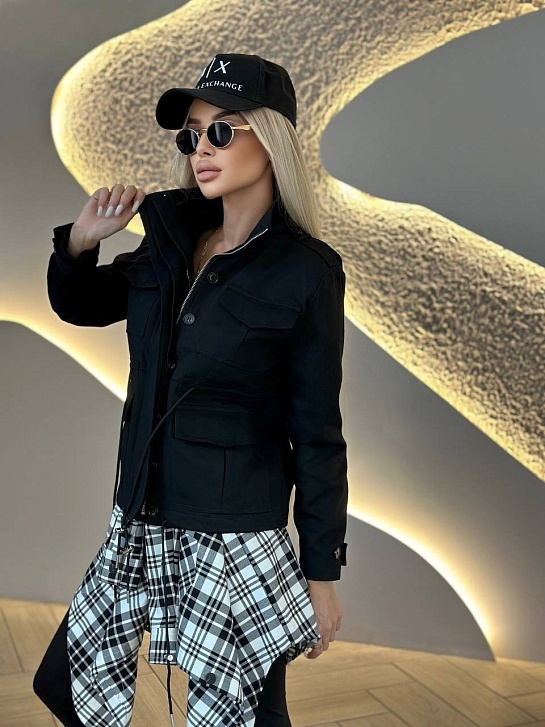 Женская чёрная куртка Loewe