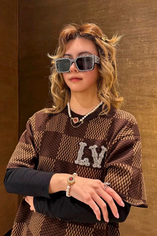 Оверсайз футболка Louis Vuitton Premium crystal logo-patch