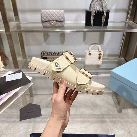 Женские кожаные сандалии Prada   