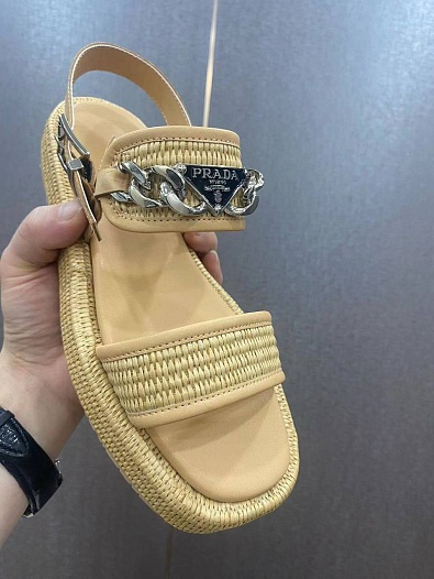 Женские сандалии Prada бежевого цвета   