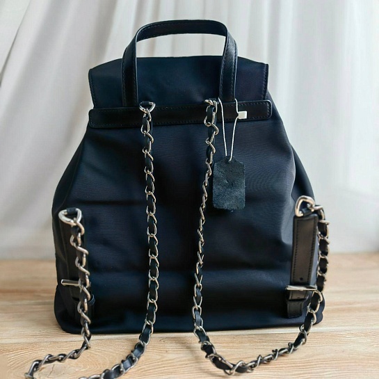 Чёрный нейлоновый рюкзак Prada 29x29 см