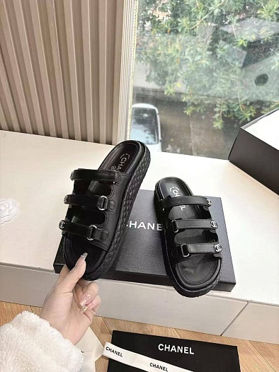 Женские кожаные шлёпанцы Chanel чёрного цвета   