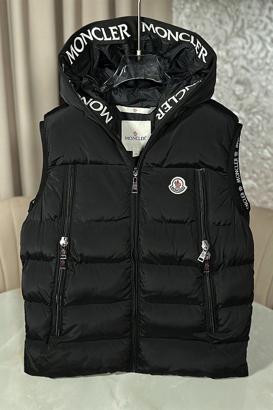 Чёрный мужской жилет с капюшоном Moncler