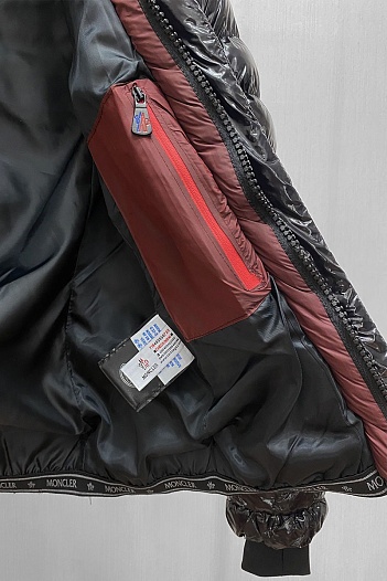 Женская чёрная куртка Moncler с меховым капюшоном   