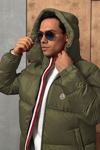 Мужская куртка Moncler зелёного цвета   
