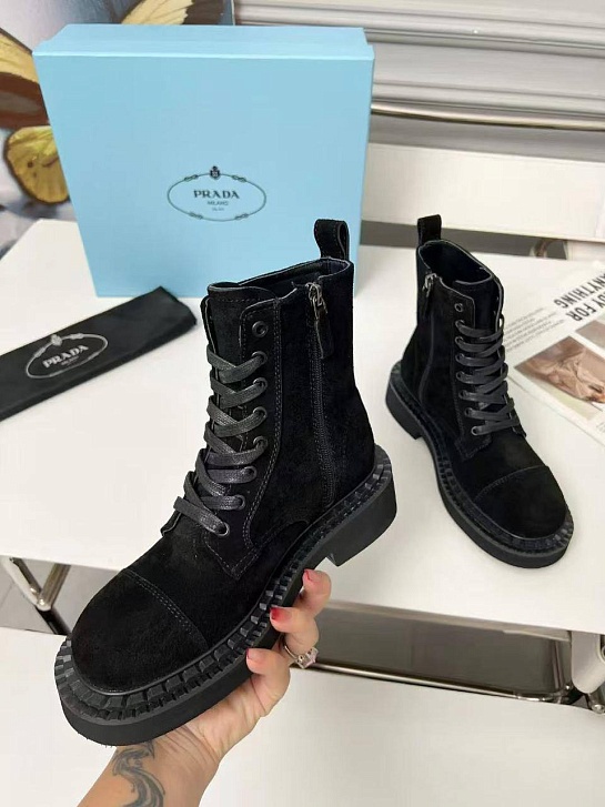 Женские замшевые ботинки Prada