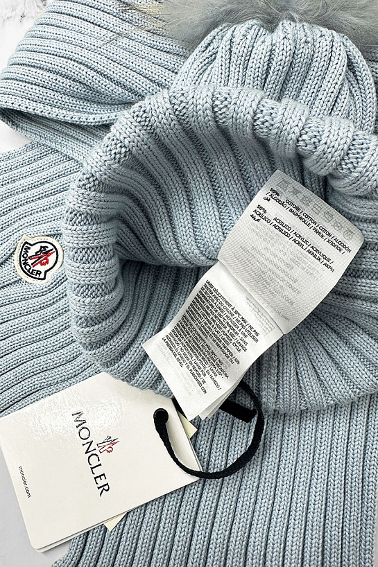 Комплект из шапки и шарфа голубого цвета Moncler logo-patch