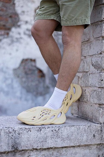 Кроссовки Adidas Yeezy Foam RNNR "Desert Sand"   