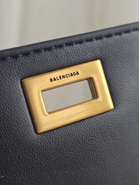 Кожаная сумка Balenciaga 23x20 см