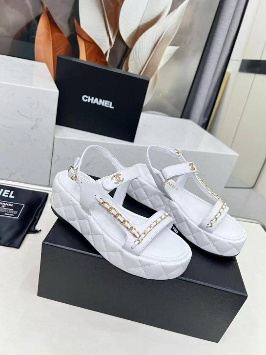 Женские кожаные сандалии белого цвета Chanel
