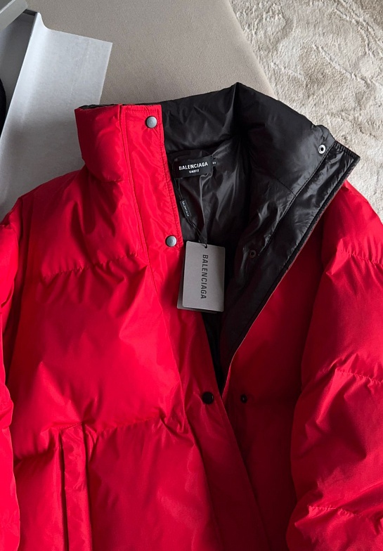 Красная женская куртка Balenciaga
