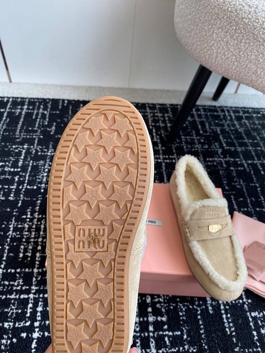 Женские бежевые лоферы с мехом MIU MIU