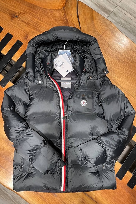 Мужской пуховик Moncler чёрного цвета