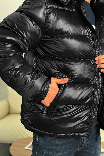 Чёрный пуховик Moncler Maya logo-patch   