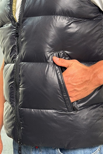 Утеплённый жилет Moncler чёрного цвета   