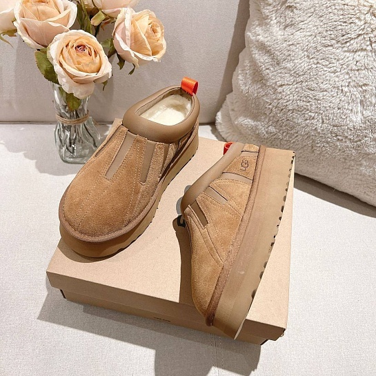 Меховые женские слипоны UGG Tassle - Chestnut