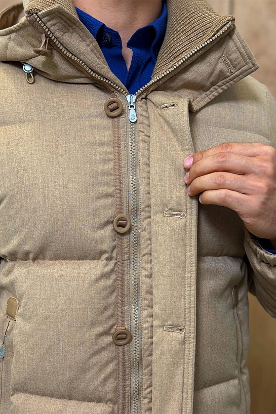 Мужской пуховик Brunello Cucinelli бежевого цвета