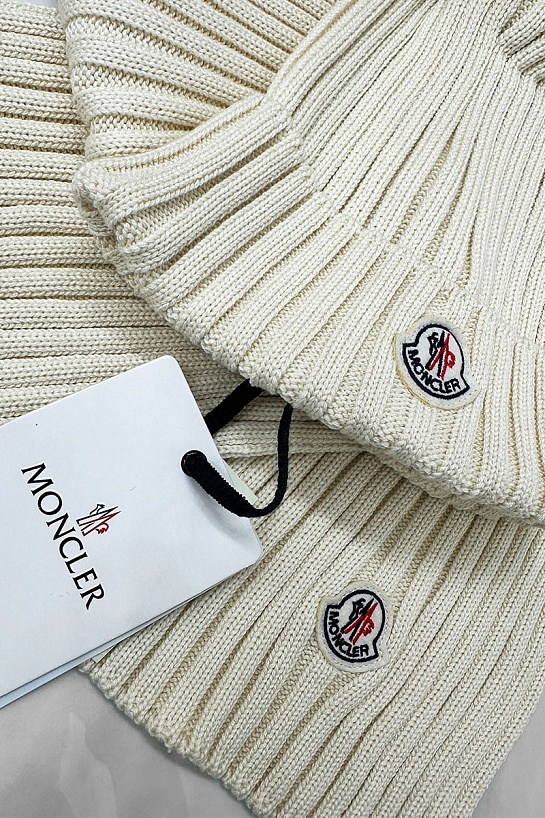 Комплект из шапки и шарфа светло-бежевого цвета Moncler logo-patch