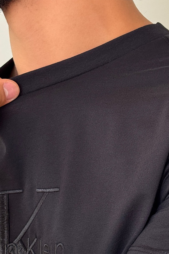 Футболка чёрного цвета Calvin Klein embroidered-logo