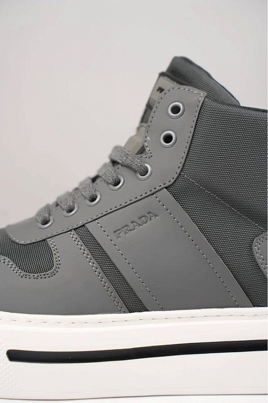 Комбинированные кроссовки с мехом Prada