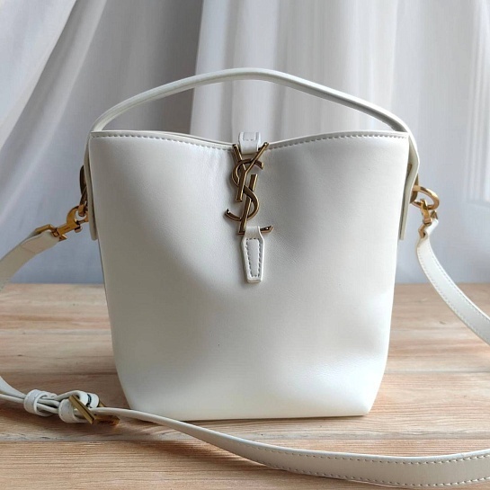 Кожаная белая сумка Yves Saint Laurent 20x25 см