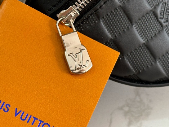 Кожаная сумка на пояс Louis Vuitton Damier Infini Premium 26x13x7 см