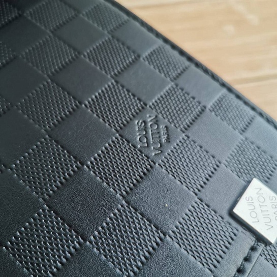 Кожаная сумка Louis Vuitton District Damier Infini 25x22 см
