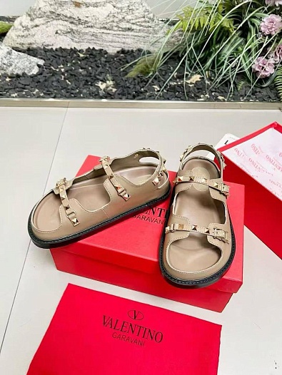 Женские кожаные сандалии Valentino Rockstud   