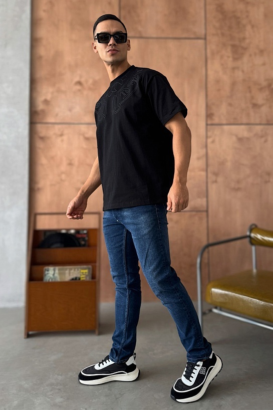 Чёрная оверсайз футболка Gothic logo