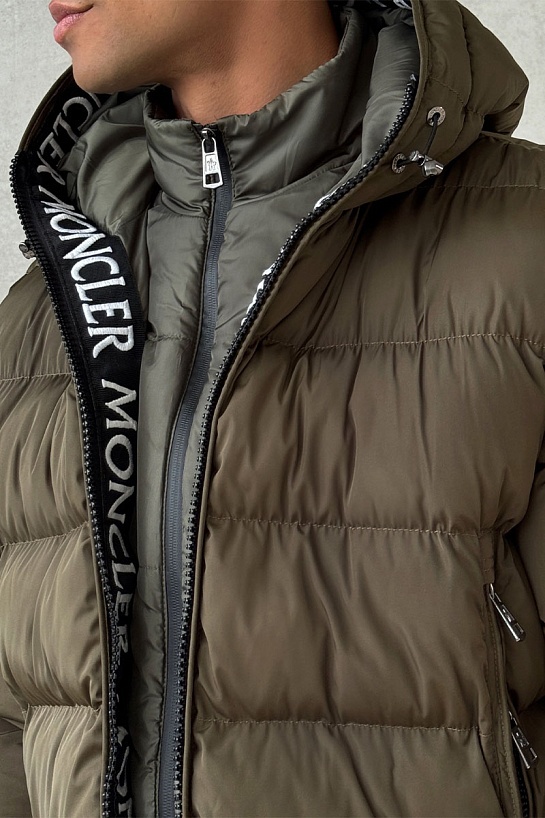 Утеплённая куртка оливкового цвета Moncler logo-patch