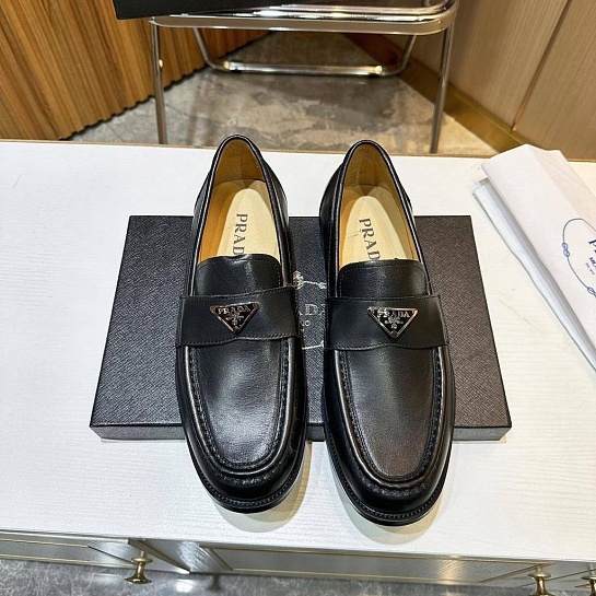 Мужские чёрные лоферы Prada triangle-logo