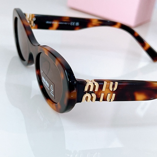 Женские солнцезащитные очки MIU MIU с леопардовой оправой