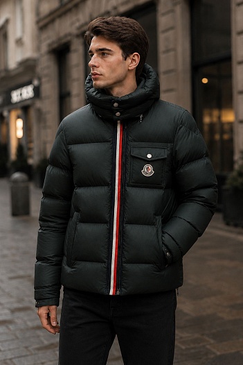 Мужской пуховик Moncler тёмно-зелёного цвета   