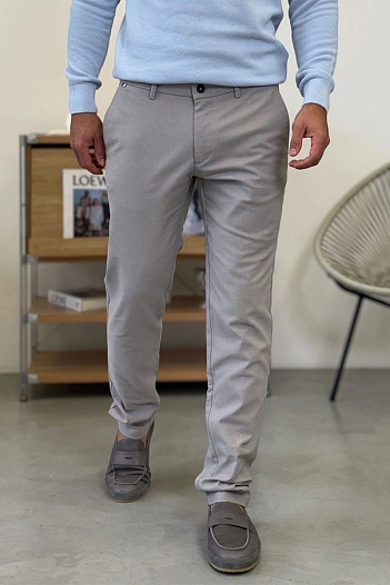 Мужские брюки Hugo Boss светло-серого цвета   