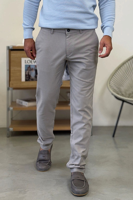Мужские брюки Hugo Boss светло-серого цвета