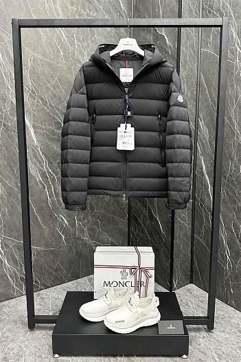 Мужской чёрный пуховик Moncler Chambeyron   