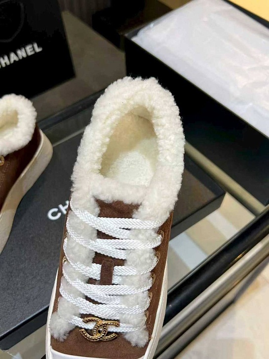 Женские замшевые кроссовки с мехом Chanel premium - Chestnut