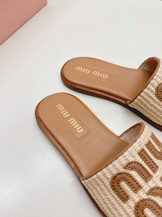 Женские шлёпанцы MIU MIU бежевого цвета