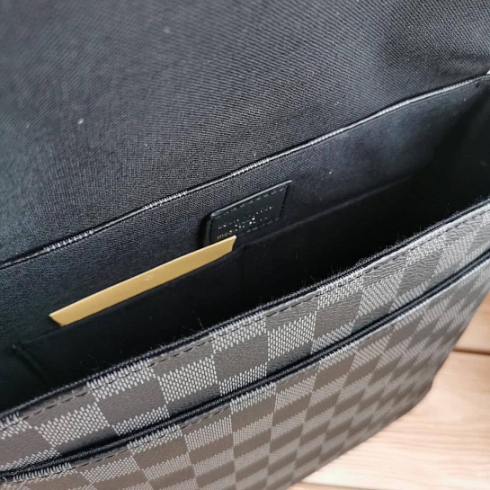 Кожаная сумка-планшет Louis Vuitton District PM 25x22 см