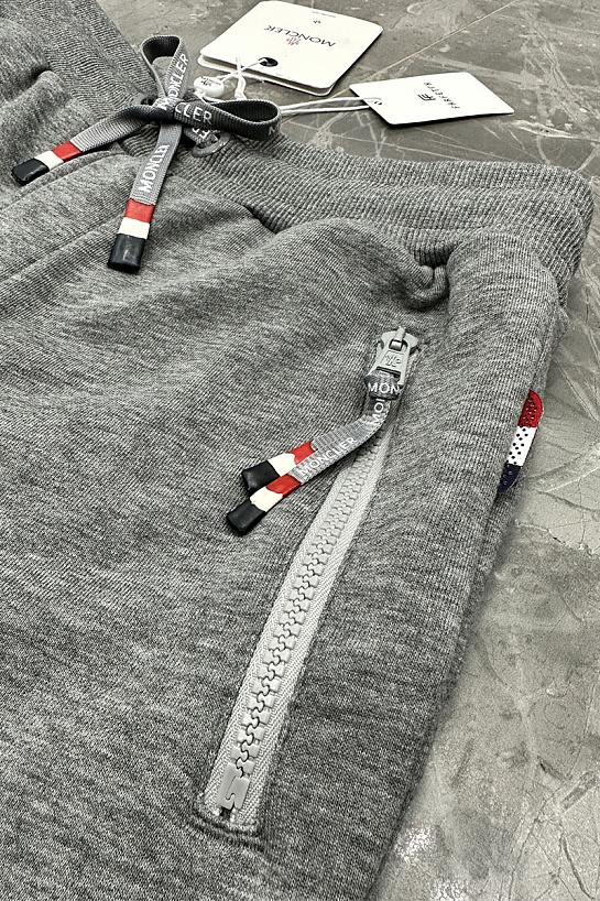 Мужские шорты Moncler серого цвета