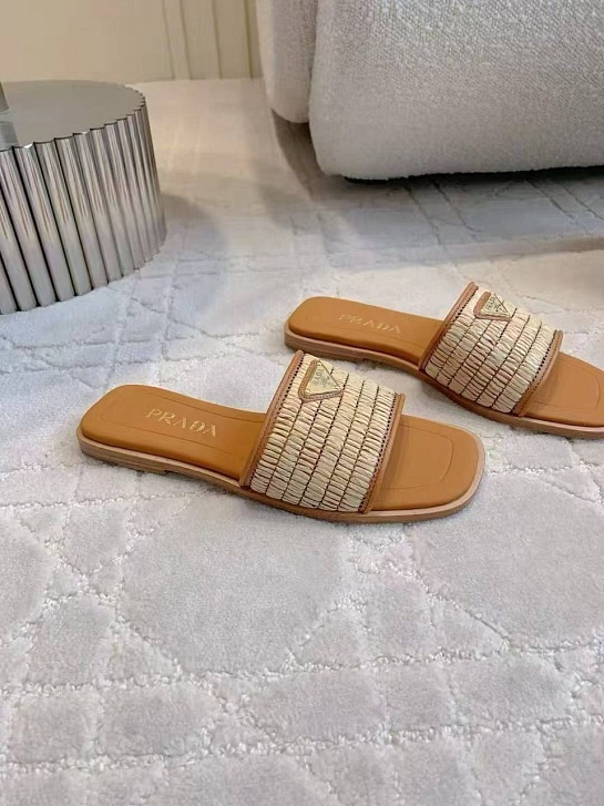 Женские шлёпанцы Prada бежевого цвета