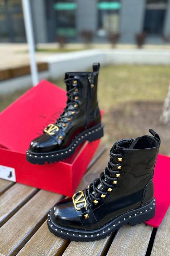 Женские чёрные кожаные ботинки Valentino