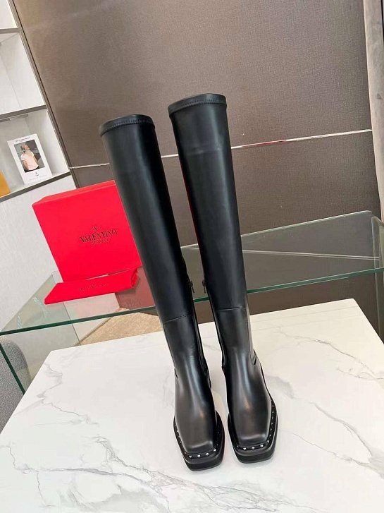 Женские кожаные ботфорты Valentino чёрного цвета